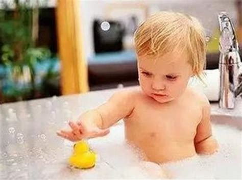 喜欢玩水是宝宝的天性，只要家长注意这些，就放心地让宝宝玩吧 - 知乎
