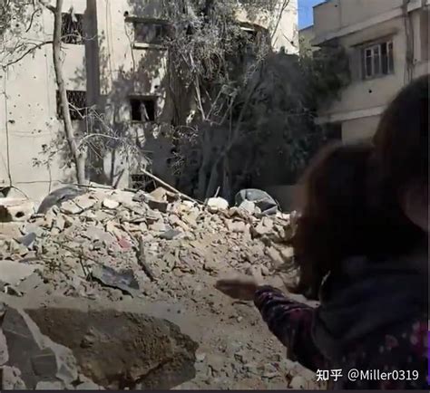 巴勒斯坦儿童遇空袭遭废墟掩埋被救出后父亲难掩热泪当场下跪感谢_高清1080P在线观看平台_腾讯视频