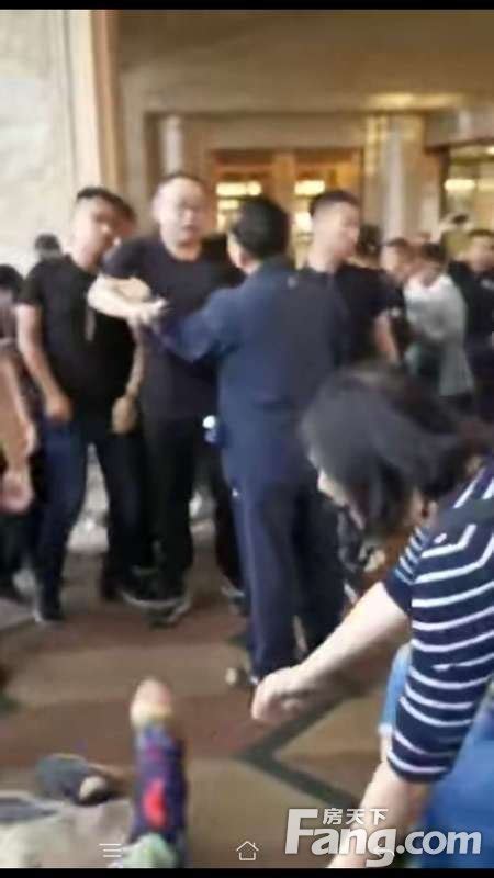 公司回应物业人员当街殴打脚踹老人：老人先动的手，将开除打人者_北京时间