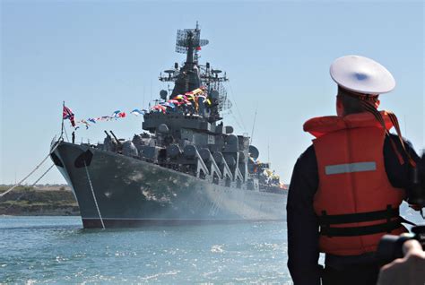 无人机+无人艇“蜂群攻击”？黑海舰队再遭袭，具体情况如何？|无人机|俄军|乌克兰_新浪新闻