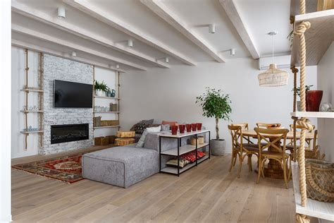 波西米亚风格的木制客厅，壁纸，镶木地板和藤条天花板。沙发，黄麻地毯和藤椅的白色和米色色调。波希米亚风格的室内设计照片摄影图片_ID ...