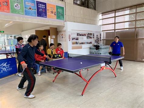 社区乒乓球比赛邀请到了国家级裁判