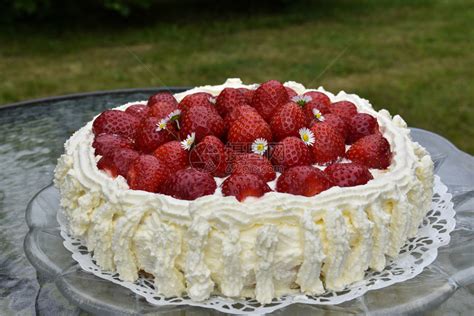 切碎的甜美味自制草莓蛋糕在花园的桌子上可口高清图片下载-正版图片307734701-摄图网