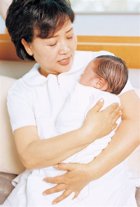 年轻夫妇抱着婴儿素材_关爱儿童图片_公益广告图片_第8张_红动中国