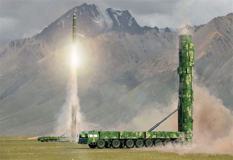 中国试射新型东风17弹道导弹 配高超音速弹头领先美俄