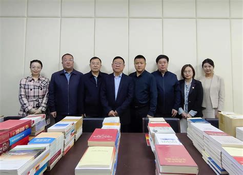内蒙古大学纪委（监察专员办公室）举行向 法学院（监察官培训学院）捐赠图书仪式-纪委