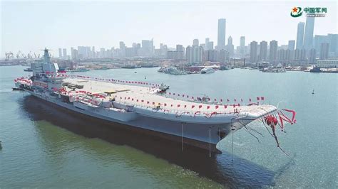 中国海军山东舰航母编队开展海上训练