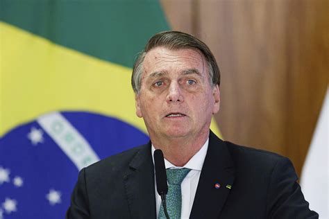 巴西总统博索纳罗住院2天，医生：因为没嚼就吞了一整只虾致肠道堵塞