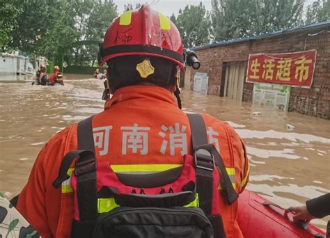 郑州暴雨三十余人被困房顶一夜 现已获救转移_凤凰网视频_凤凰网