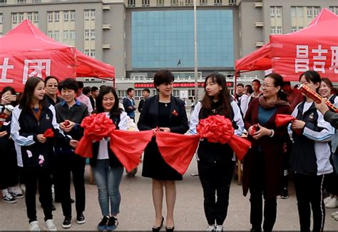 （新春走基层）新疆昌吉逾5000民众耍社火迎佳节