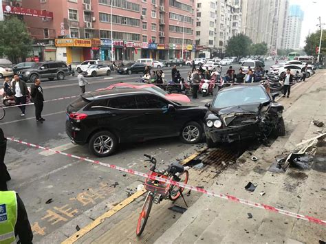 郑州街头宾利撞向路边车情况严重，官方回应来了！ - 河南一百度