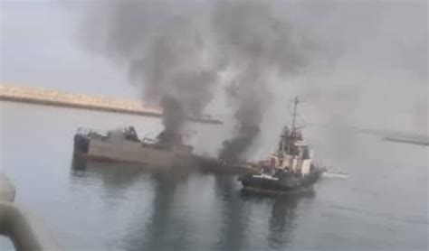 伊朗军舰被“意外击中”后画面曝光：舰体起火冒烟 上层建筑全毁