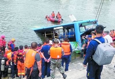 四川西昌至泸沽湖途中，包括一旅游大巴在内两车坠河有人受伤