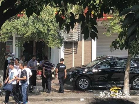 动荡 | 南京街头男子撞车后当街砍杀一男一女_警方