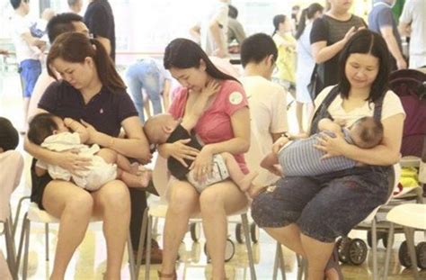 60余名妈妈深圳街头哺乳“快闪” 壹基金携手伙伴建立母婴室 倡导母乳喂养-新闻-壹基金