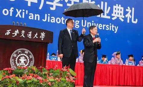 西安交大“最美风景”：校长冒雨致辞书记撑伞，完美诠释风雨与共_【快资讯】