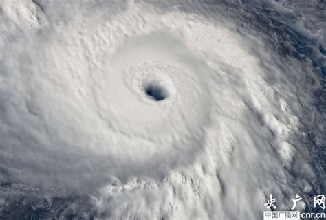 雷伊爆为超强台风，菲律宾中部正处于极度危险之中|菲律宾_新浪新闻