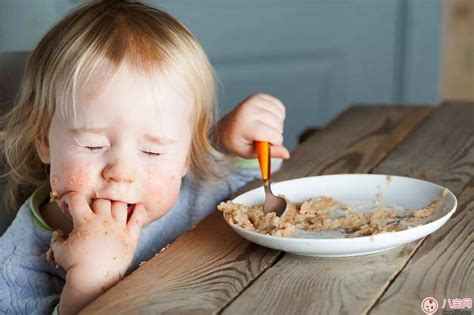 孩子吃饭不专心是因为长牙吗 如何给婴儿安排合理的就餐时间 _八宝网