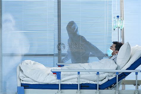 中年男人患者躺在医院病床上高清图片下载-正版图片501903412-摄图网