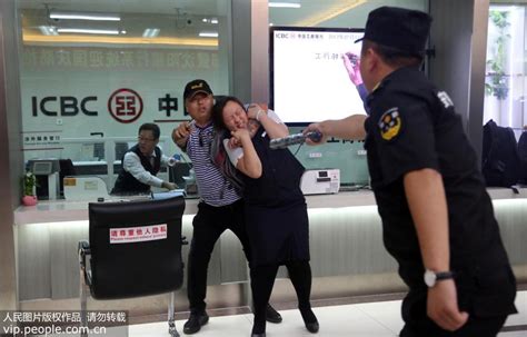 沈阳警方开展银行系统防抢劫演练活动--图片频道--人民网