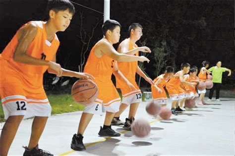 乡镇少年儿童学习打篮球 孩子们充实过暑假_鹤山资讯_江门市人民政府门户网站