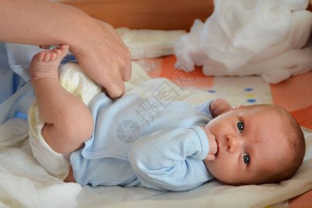 男子给婴儿换尿布，结果被滋一脸尿，还来个三次还击！_腾讯视频