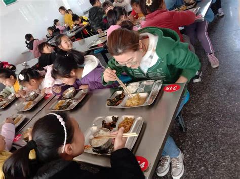 返校首日，同学们如何用餐？记者直击多校食堂