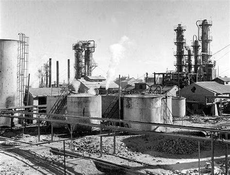 石油工业炼油厂图片-阴天有灯光的石油工业炼油厂素材-高清图片-摄影照片-寻图免费打包下载