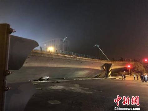 江苏无锡312国道高架桥垮塌 救援工作正在进行中