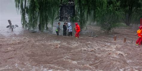 河北局地特大暴雨：有车辆被淹，山洪暴发_凤凰网视频_凤凰网