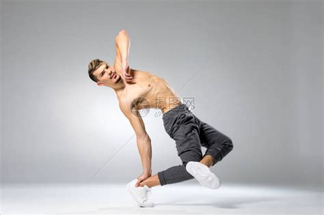 年轻英俊的赤膊男子跳舞看着相机高清图片下载-正版图片502887020-摄图网