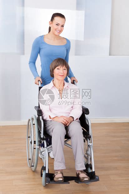养老院轮椅上残疾老年妇女的高清图片下载-正版图片507139338-摄图网