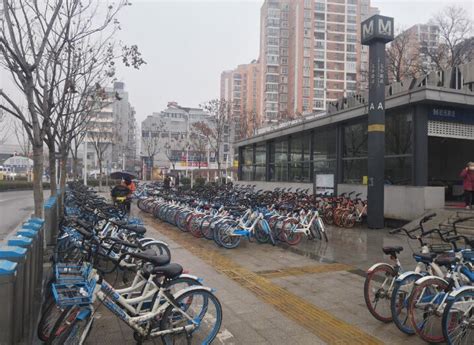 50米人行道上摆了近500辆共享单车，“小蓝车”包围地铁站_首页武汉_新闻中心_长江网_cjn.cn