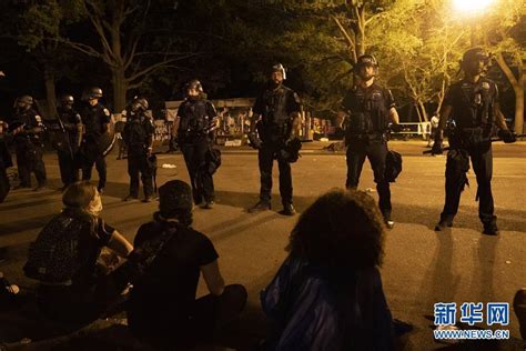 美国白宫外警察和示威者发生冲突和对峙_时图_图片频道_云南网