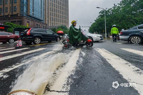 强降雨致湖北武汉城区出现内涝 水务部门紧急排水-天气图集-中国天气网