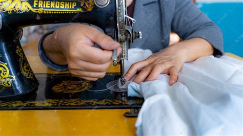 做新衣服的女裁缝高清图片下载-正版图片502950972-摄图网