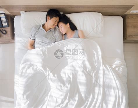 恩爱的夫妻睡在床上高清图片下载-正版图片305272510-摄图网