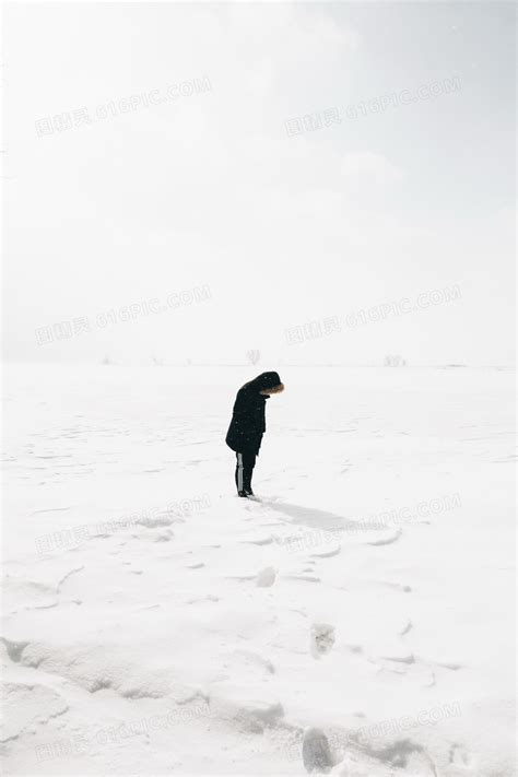 雨中一个人孤独身影jpg图片免费下载_编号14ohkgn0v_图精灵