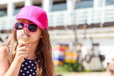 吃冰淇淋的小孩太阳镜里的小女孩享受夏季的户外活动高清图片下载-正版图片305080019-摄图网