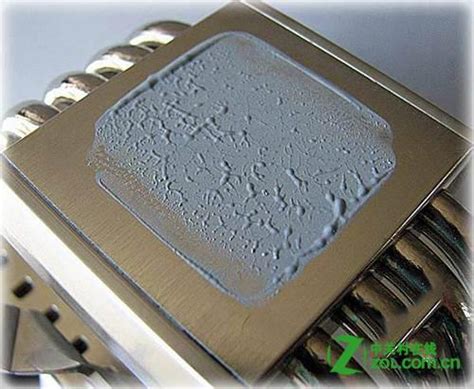 CPU导热硅脂怎么涂？导热硅脂涂抹方法图解 - 系统之家