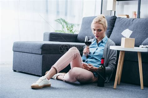 心烦意乱的女人拿着酒杯和在家高清图片下载-正版图片502928162-摄图网