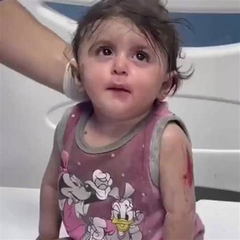 从被以色列轰炸后的废墟下救出的巴勒斯坦小女孩！_新浪新闻