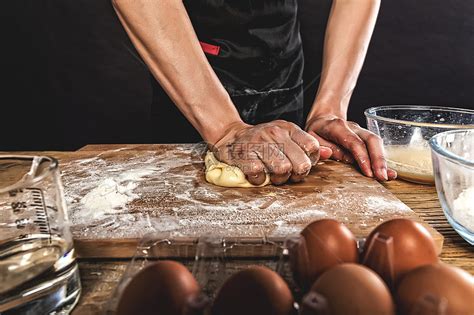男面包师的手捏面团做面包图片-男面包师的手捏面团素材-高清图片-摄影照片-寻图免费打包下载