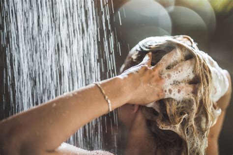一大早在浴室洗头的女人高清图片下载-正版图片507436621-摄图网