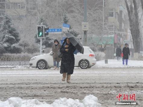 日本暴雪下出罕见“雪墙”，高近20米！人车雪中游令人害怕！|立山|积雪|日本_新浪新闻