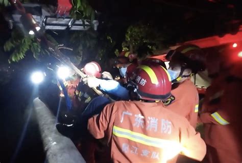 男子为捡手机被困滩涂，消防用吊臂成功救援