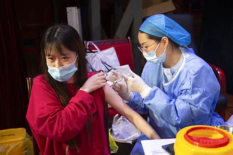 学院组织接种新冠疫苗加强针 - 校园动态 - 安徽医科大学临床医学院