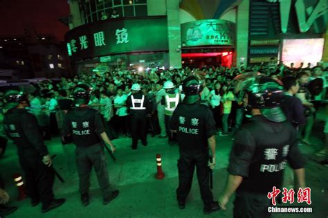 深圳西乡沃尔玛发生砍人事件致2死9伤 嫌犯被控制_手机凤凰网