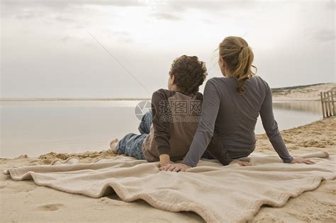 母亲和儿子坐在海滩上高清图片下载-正版图片501459277-摄图网