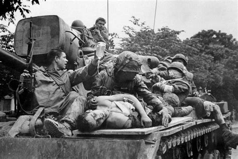 罕见彩色照片揭示美国军队越南战争的生活和作战画面|越南战争|直升机|伞兵_新浪新闻
